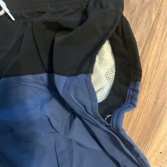 Men’s swimming trunks, size large - Picture 2 of 4